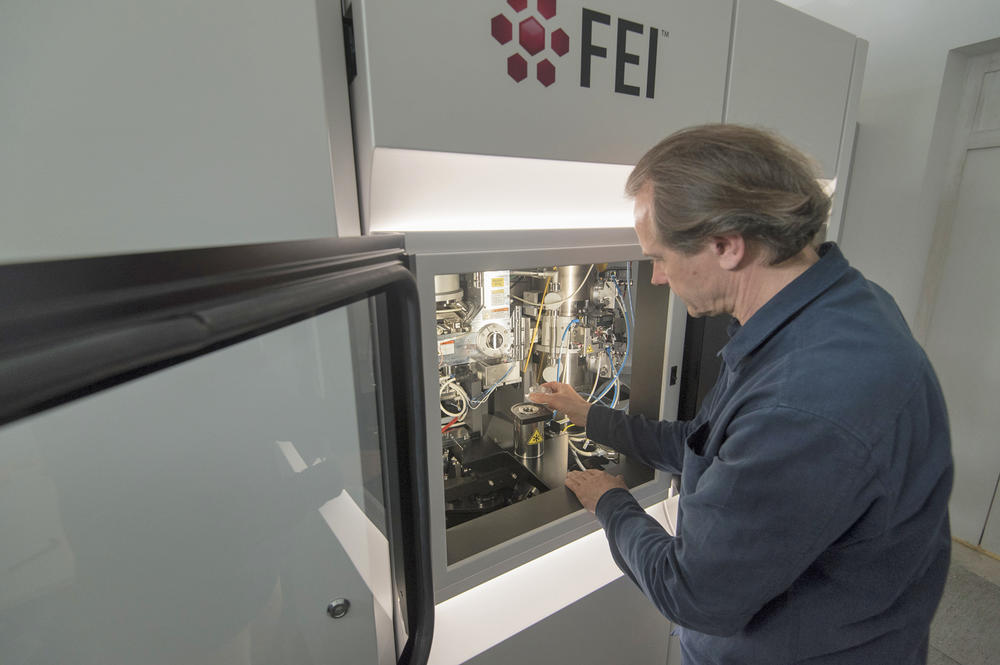 Christoph Böttcher, wissenschaftlicher Leiter des Forschungszentrums für Elektronenmikroskopie am Institut für Chemie und Biochemie der Freien Universität, überführt ein schockgefrorenes Präparat in das Hochvakuum des Elektronenmikroskops.