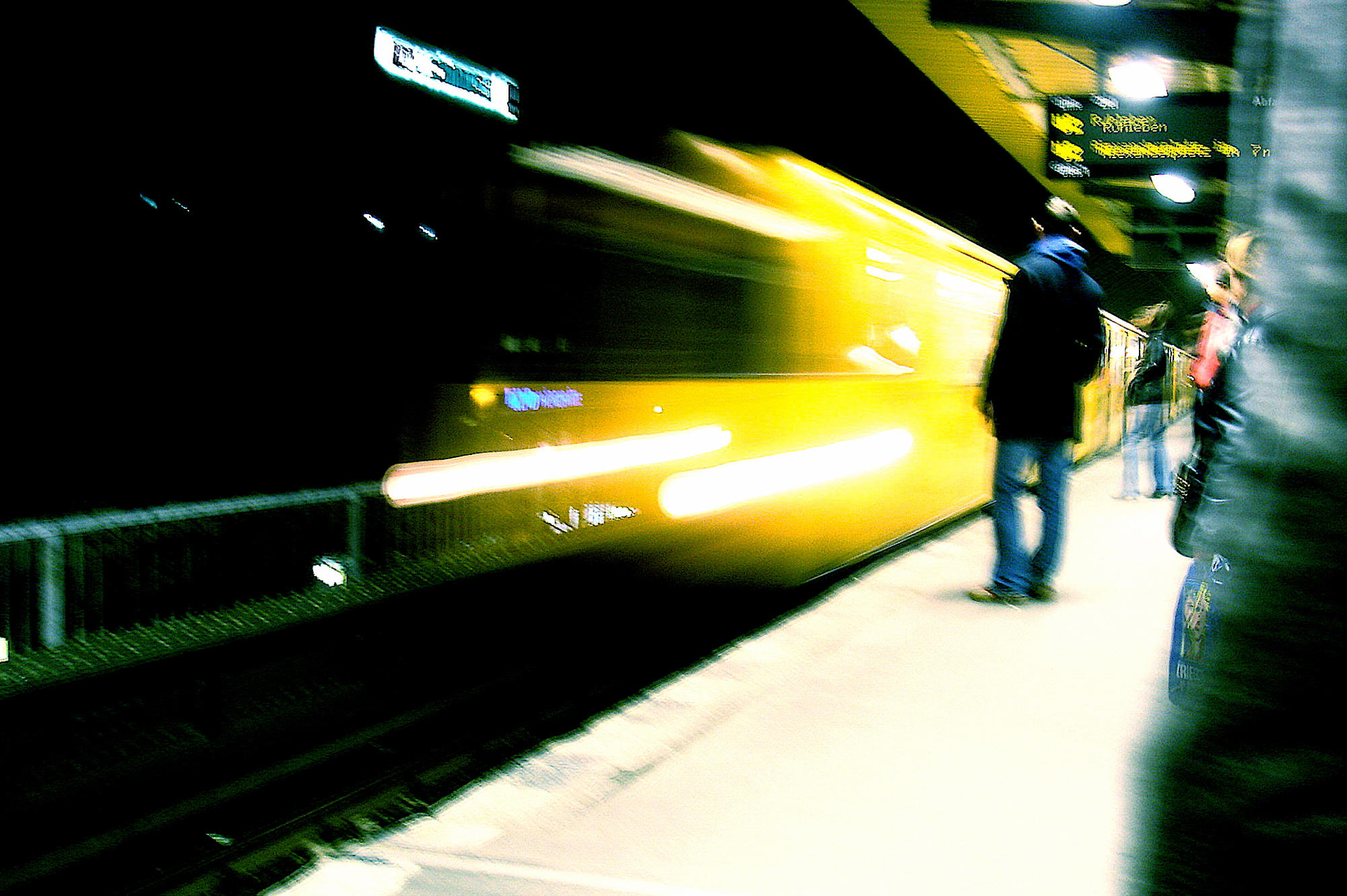 Mit dem Forschungsprojekt „Wirtschaftlichkeit von Sicherheitsmaßnahmen im öffentlichen Personenverkehr“ wird untersucht, ob Unternehmen wie die BVG das subjektive Sicherheitsgefühl ihrer Passagiere verbessern können.