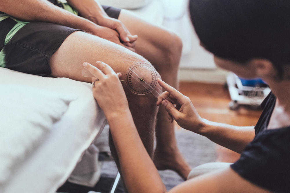 Risiko Sportverletzungen: Schäden an Kreuzbändern oder Menisken können zu einer Instabilität des Kniegelenks und damit zu Fehlbelastungen oder sogar Arthrose führen.