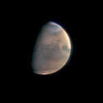 Aus einer Entfernung von 5,5 Millionen Kilometern nahm die HRSC Kamera an Bord der ESA-Sonde  am 1. Dezember 2003 den Mars zum ersten Mal auf