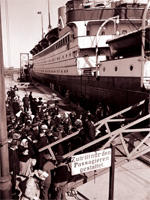 Andrang und Aufbruch: 1909 hält der Fotograf Johann Hamann fest, wie sich von Hamburg aus viele Auswanderer auf den Weg in ein neues Leben machen.