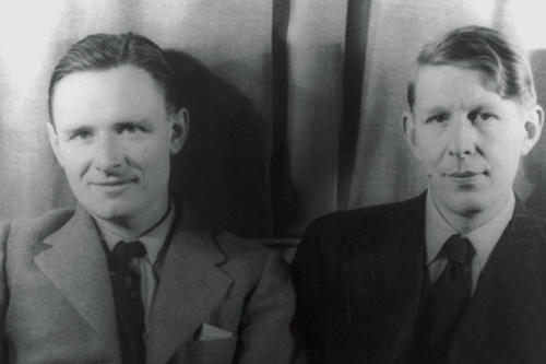 Der Funeral Blues von W. H. Auden (im Bild rechts neben dem englischen Schriftsteller Christopher Isherwood) gilt vielen als Aufschrei der Trauer um einen geliebten Menschen. Fotografie von Carl van Vechten.