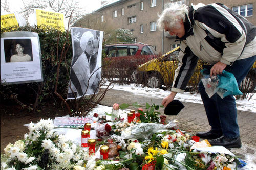 Der Ehrenmord an Hatun S. schockierte Berlin. Wie kurz nach der Tat legen Menschen auch heute hier Blumen nieder.