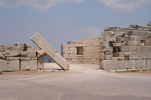 Stadtseite des Arkadischen Tores mit zur Seite gekipptem Mittelpfeiler.