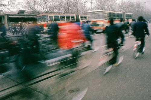 Noch immer dominieren Radfahrer das Bild auf den Straßen in China, doch hat die Zahl der Autos stark zugenommen.