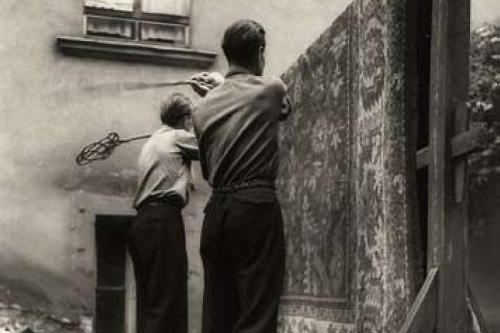 Um als Student Geld verdienen zu können, wurde die Arbeitsvermittlung „Heinzelmännchen“ gegründet. Teppichklopfen gehörte zu den typischen Arbeiten.