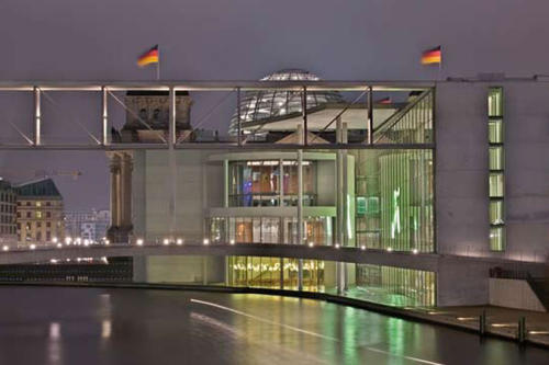 Wenig Licht, viel Schatten: Die Kommunikation von Journalisten und Politikern im Berliner Regierungsviertel liegt oft im Dunkeln.