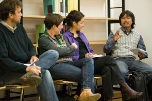 Der indonesische Islamwissenschaftler Syafiq Hasyim (rechts), 38, ist Doktorand an der „Berlin Graduate School Muslim Cultures and Societies“ und untersucht die Islamisierung der Rechtsordnung.