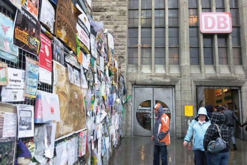 Am Bauzaun rund um die Nordseite der Stuttgarter Bahnhofsbaustelle haben viele Bürger als Zeichen des Protests Zettel und Plakate aufgehängt.