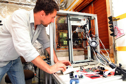 Zur Täuschung der echten Bienen griffen die Wissenschaftler - hier der Doktorand Tim Landgraf - tief in die Trickkiste.