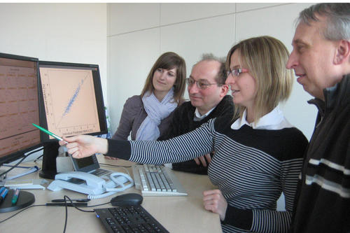 Voneinander lernen: Valerie Nock (re.) und ihr Betreuer Diether Rüppel erörtern Forschungsergebnisse mit Monika Frank, einer Absolventin des PharMetrX-Programms, die bei Sanofi eingestellt wurden.