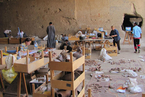 Archäologen haben ein Grab aus der Zeit um 2100 v.Chr. als Studienraum bezogen. Hier werden die ausgegrabenen Schätze sortiert und beschriftet.