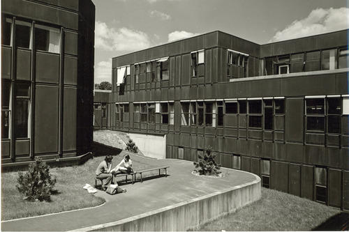 Eine "Modellschönheit": Lichthöfe prägen die "Rostlaube" und geben Möglichkeiten zum Entspannen im Freien. Das Bild entstand in den 1970er Jahren.