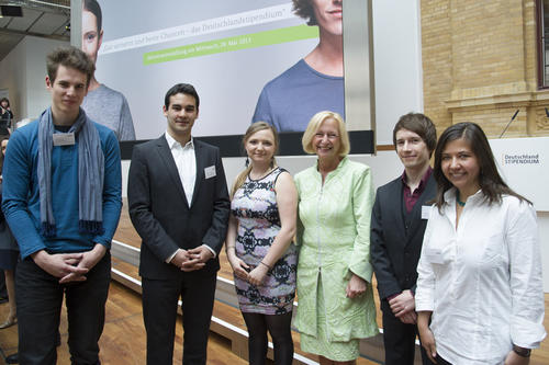 Das Bild zeigt María José Muñoz (1. v. r.) mit Bundesbildungsministerin Johanna Wanka (3. v. r.).