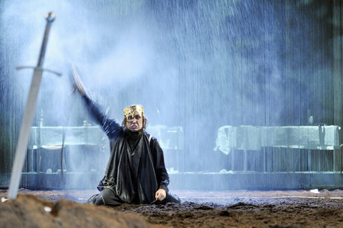Angewandtes Theater. Schon Hamlet – hier von Lars Eidinger gespielt in einer Inszenierung von Thomas Ostermeier an der Berliner Schaubühne – wollte mithilfe einer Theateraufführung am dänischen Hof den Mörder seines Vaters überführen.