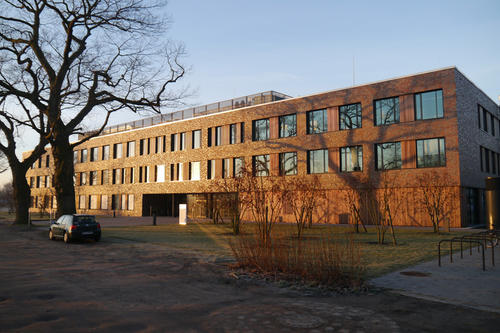 Bundesweit einzigartig: Das Robert-von-Ostertag-Haus vereint fünf tierärztliche Zentren für Infektionsmedizin unter einem Dach. Der Bau wurde auf dem Gelände der Freien Universität in Düppel errichtet.