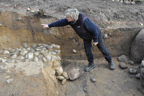 Grabungsleiterin Andrea Moser zeigt die unterschiedlichen Sand- und Steinschichten.