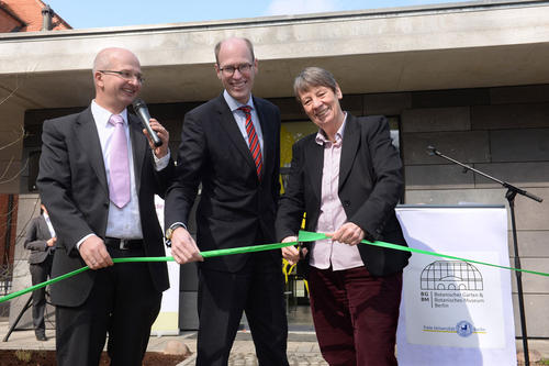 Eröffnung der Saatgutbank durch Bundesumweltministerin Barbara Hendricks (re.), den Direktor des Botanischen Gartens Professor Thomas Borsch (li.) und den Präsidenten der Freien Universität Berlin Professor Peter-André Alt (mi.).