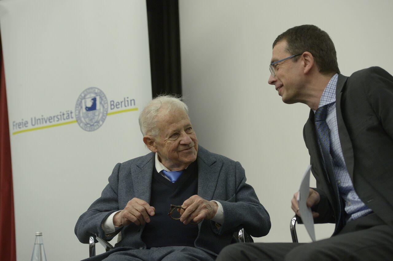 Vielseitig interessiert: Das Bild zeigt Klaus Heinrich, Gründungsstudent der Freien Universität, im Gespräch mit dem Historiker Paul Nolte bei einer Lesung im Januar.
