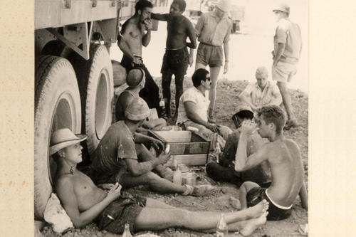 Das Bild links zeigt den Studenten Siegward Lönnendonker (vorne) bei einer Pause vom Baumwollpflücken.