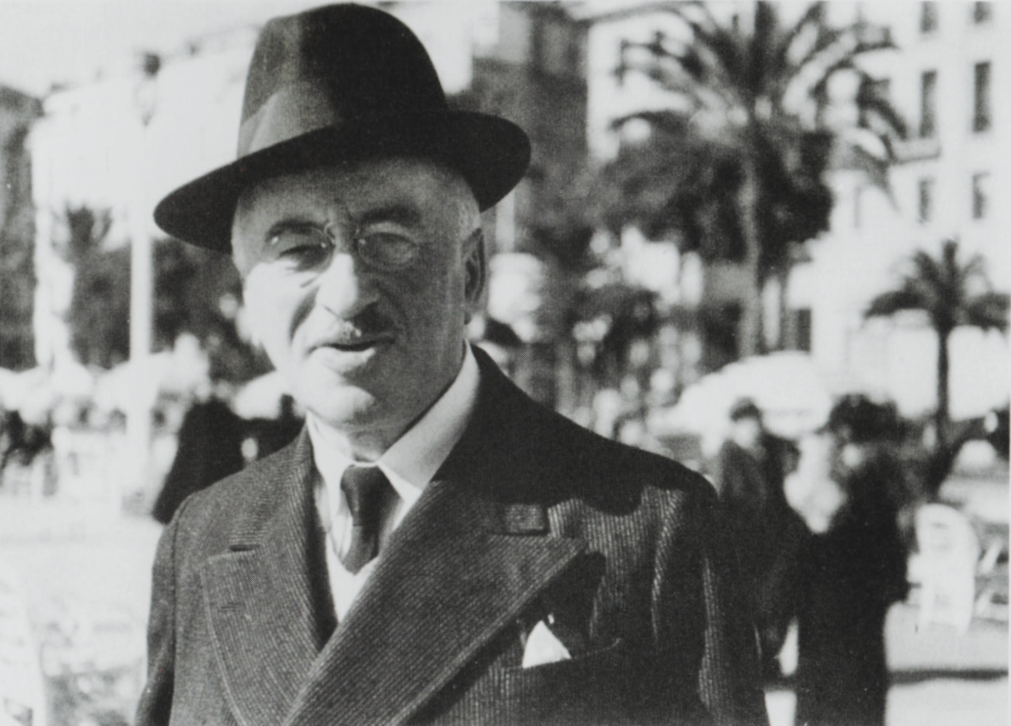 TheodorWolff kritisierte den Militarismus und setzte sich für die Demokratisierung Deutschlands ein, warnte schon früh vor den Nationalsozialisten und musste deshalb 1933 emigrieren.