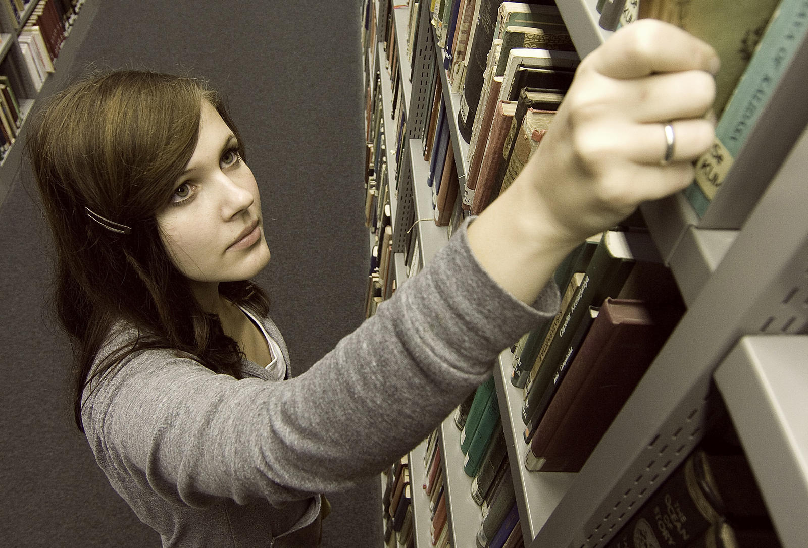 Bitte nichts falsch machen! Wer sich nicht sicher ist, wo ein Buch stehen muss, legt es auf den Bücherwagen.
