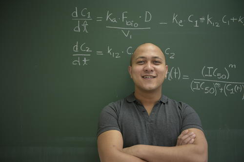 Im Kampf gegen HIV: Sulav Duwal forscht an hemmenden Stoffen gegen das HI-Virus.