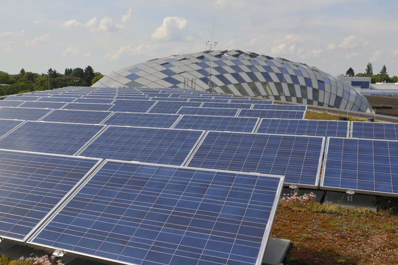 Die Freie Universität setzt schon seit Langem auf regenerative Energien. Auf dem Dach des Hauptgebäudes an der Habelschwerdter Allee ist eine Solaranlage installiert. Im Hintergrund das gerundete Dach der Philologischen Bibliothek.
