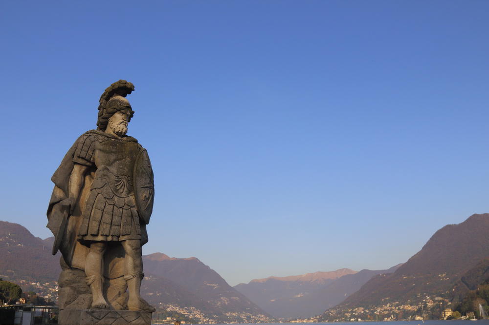 Der Gott des Krieges - hier in traditioneller Ausrüstung mit Schild und Schwert.