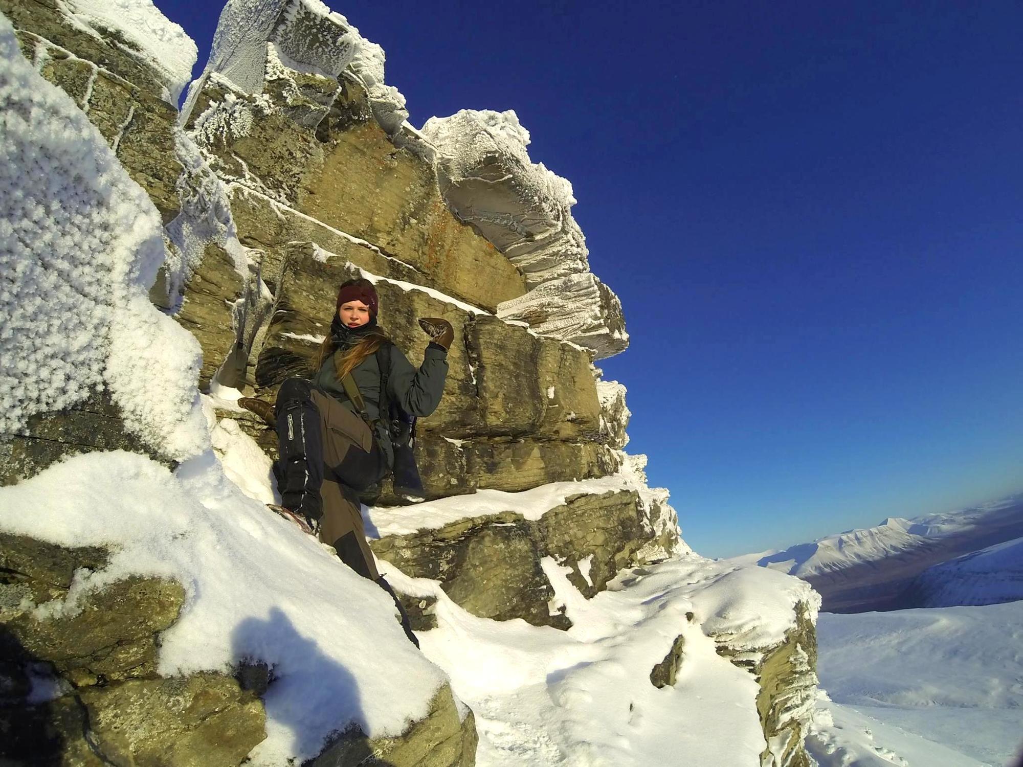 Gipfelstürmerin: Janna Einöder bei einem Ausflug in die Bergwelt von Spitzbergen. Um sich vor Eisbären zu schützen, musste sie eine Waffe tragen.