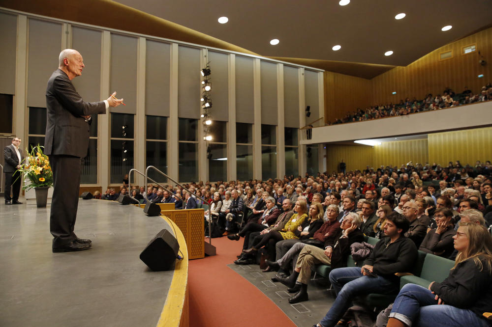 Mahner vor vollen Rängen: Hans Joachim Schellnhuber gab im Max-Kade-Auditorium der Freien Universität Einblicke in die Erkenntnisse zum Klimawandel.