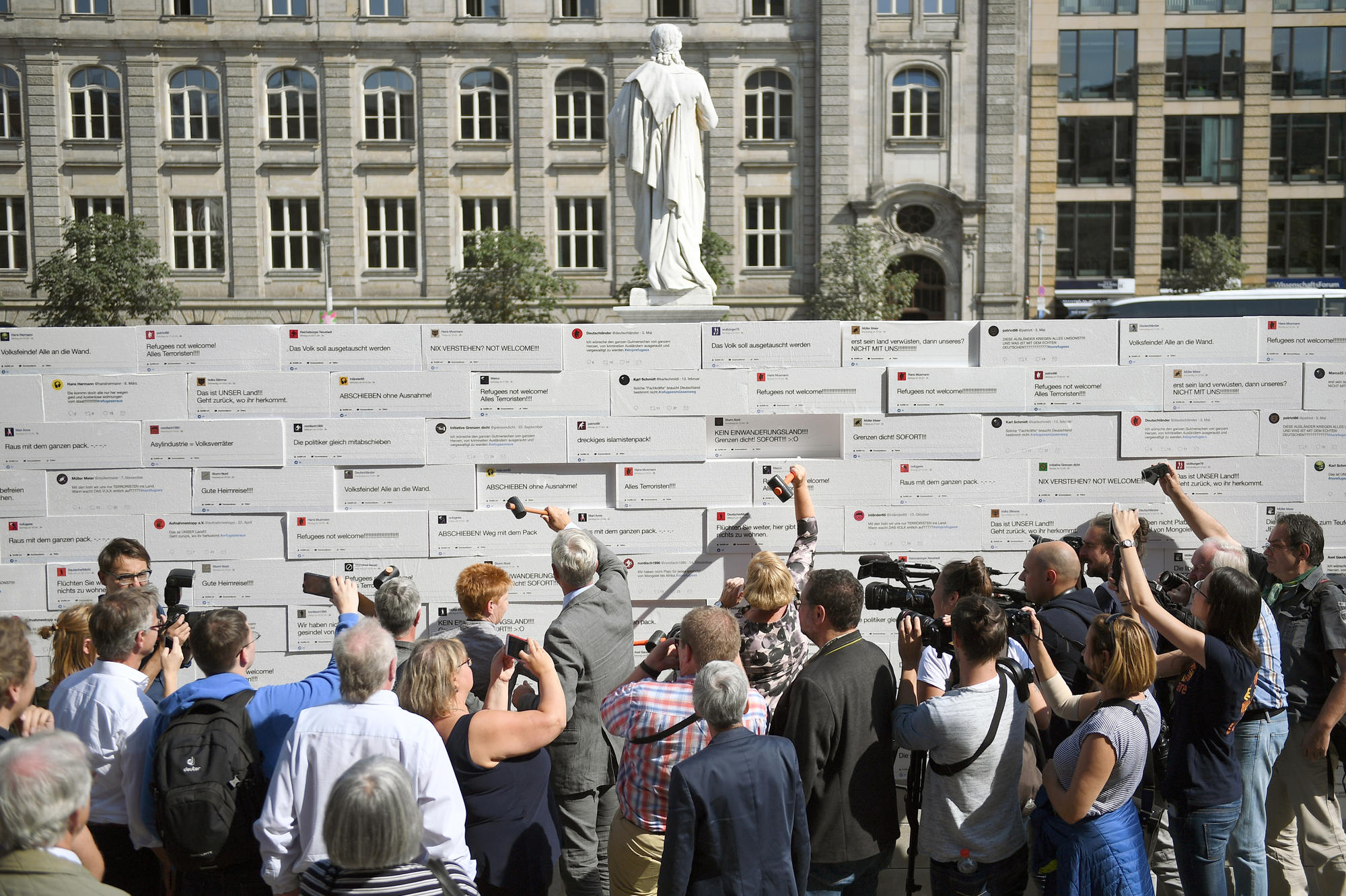 Kampagne gegen Hass und Hetze: Politiker, Aktivisten und Passanten schlagen am 5. September 2017 auf dem Gendarmenmarkt in Berlin auf eine Mauer aus Styropor ein, auf der sogenannte Hate Speech angebracht ist.