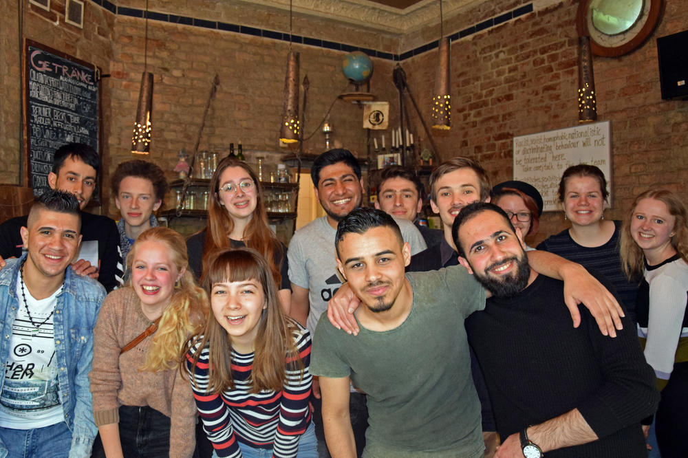Spaß steht im Vordergrund: Die Treffen des Vereins Schüler Treffen Flüchtlinge bringen junge Menschen unterschiedlicher Herkunft zusammen - hier im Jugendzentrum JUP in Berlin Pankow.