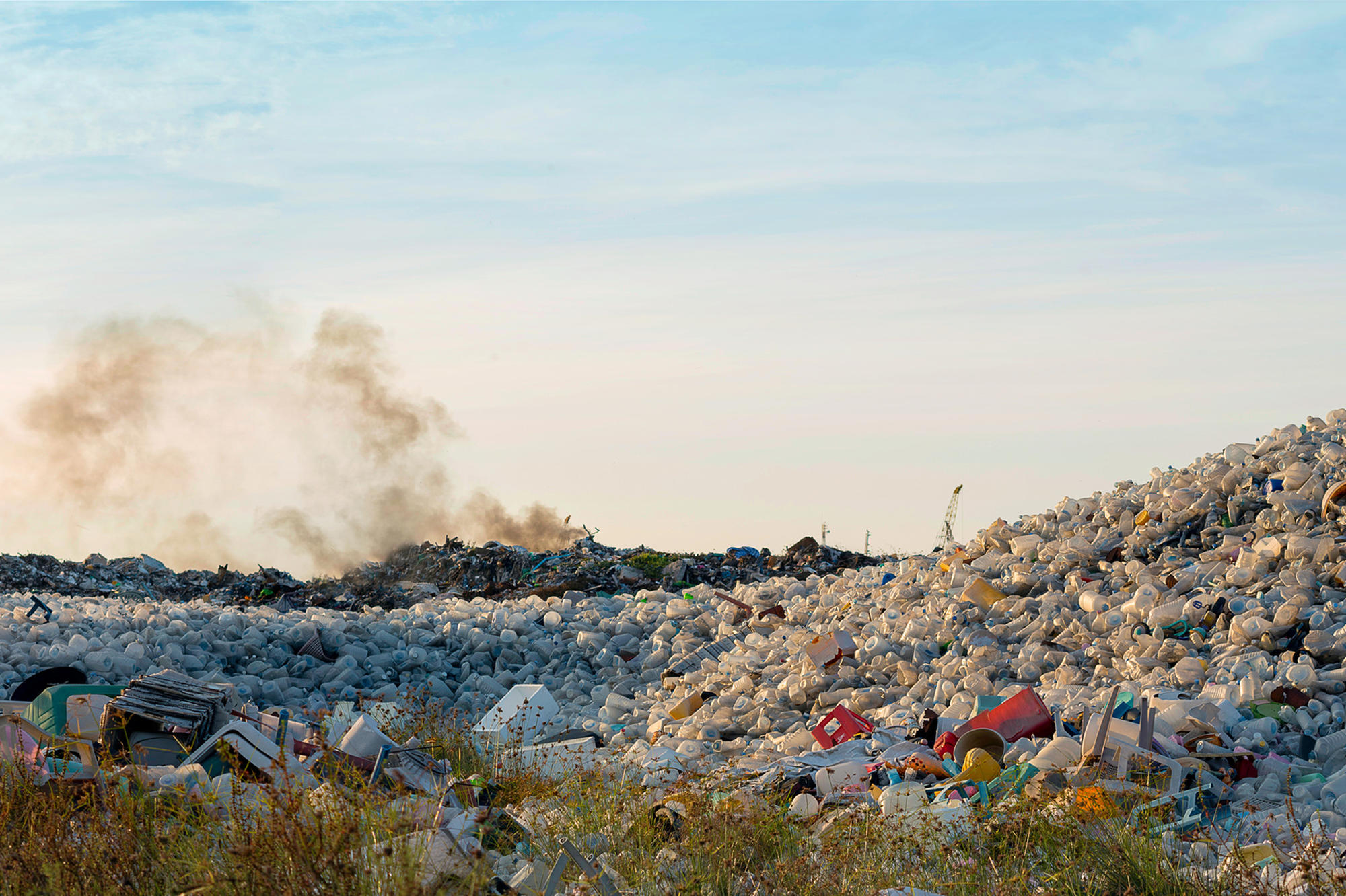 Weitreichendes Problem. Plastik wird durch natürliche Einflüsse sehr langsam abgebaut; es ist chemischen Prozessen gegenüber nahezu resistent. Seine weitverbreitete Nutzung ist damit ein großes Problem für die Menschheit.