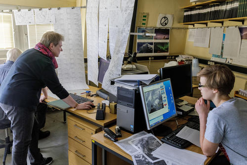 Jürgen Heise, Petra Gebauer und Julia Sieland vom Verein BerlinerWetterkarte beim Erstellen der täglich erscheinenden „Wetterzeitung“.
