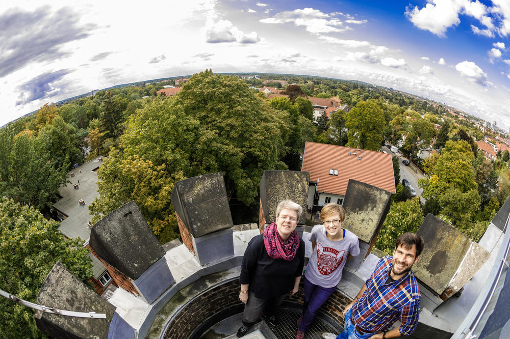 Freie Sicht: Nicht nur am Computer, sondern auch mit direktem Blick in den Himmel beobachten Petra Gebauer, Julia Sieland und Gregor Pittke an der Wetterstation Berlin-Dahlem der Freien Universität die Wetter- und Wolkenentwicklung.