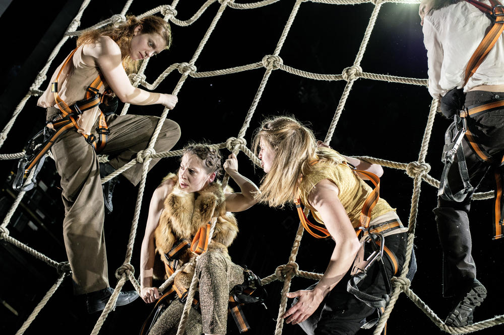 Immer wieder eine Herausforderung für Regisseure: Heinrich von Kleists „Penthesilea“. Das Bild zeigt eine Inszenierung des Staatstheaters Darmstadt aus dem Jahr 2014 von Simone Blattner.