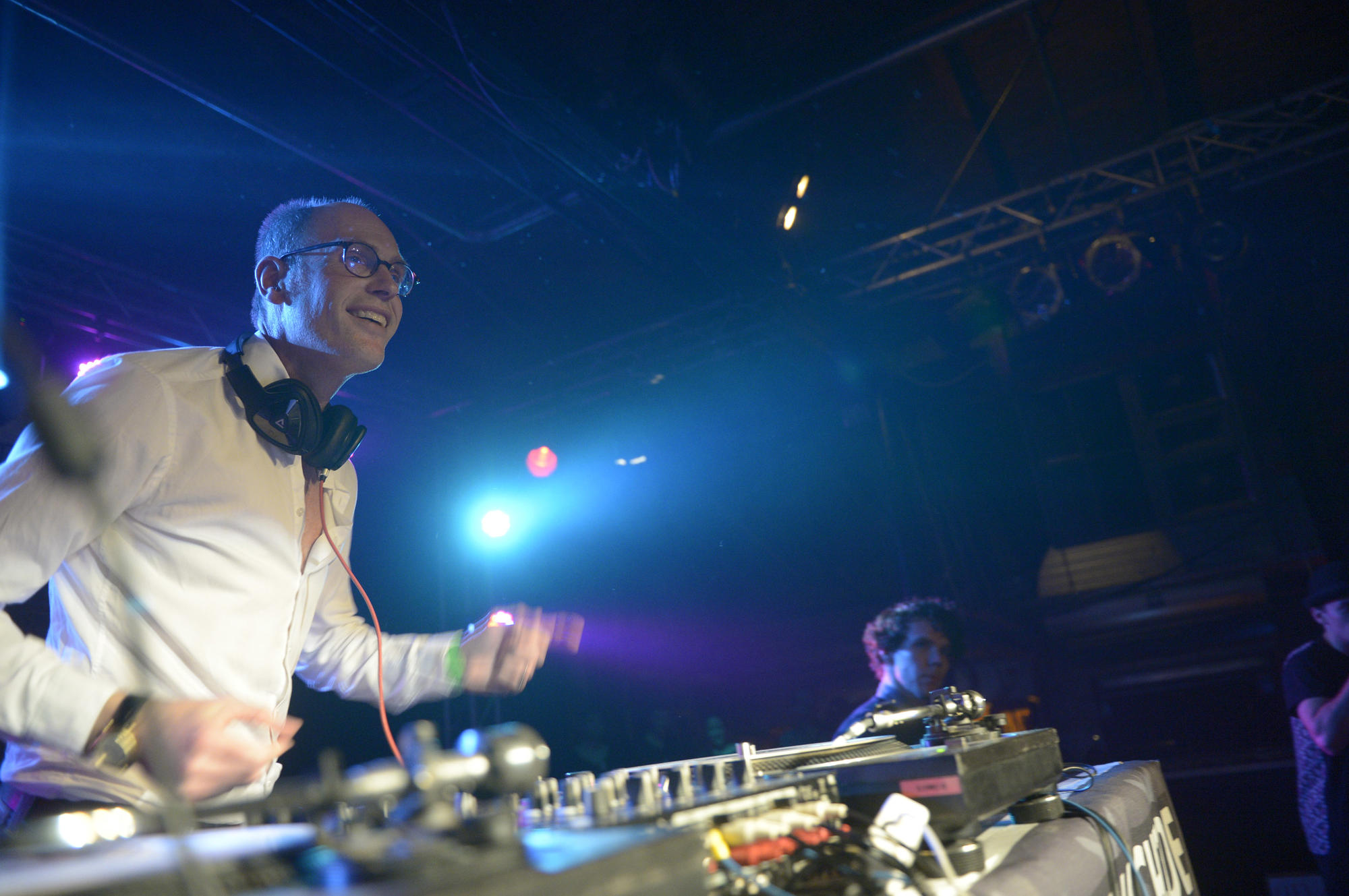 Gut aufgelegt: Peter-André Alt am Mischpult im Postbahnhof. Der Universitätspräsident nahm im Januar 2016 an der „Professorennacht“ teil.