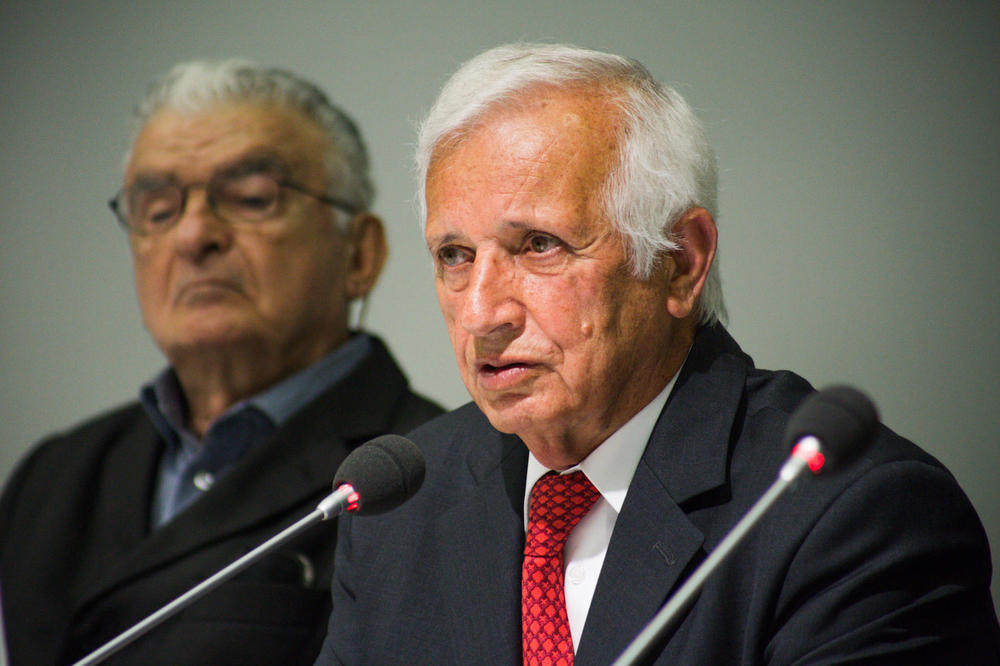 Efstathios Chaitidis (vorn) überlebte das Massaker von Pyrgoi. Er reiste für die öffentliche Vorstellung des Archivs nach Berlin. Zugegen waren auch Altbundespräsident Joachim Gauck und Theodoros Daskarolis, Griechischer Botschafter in Deutschland.