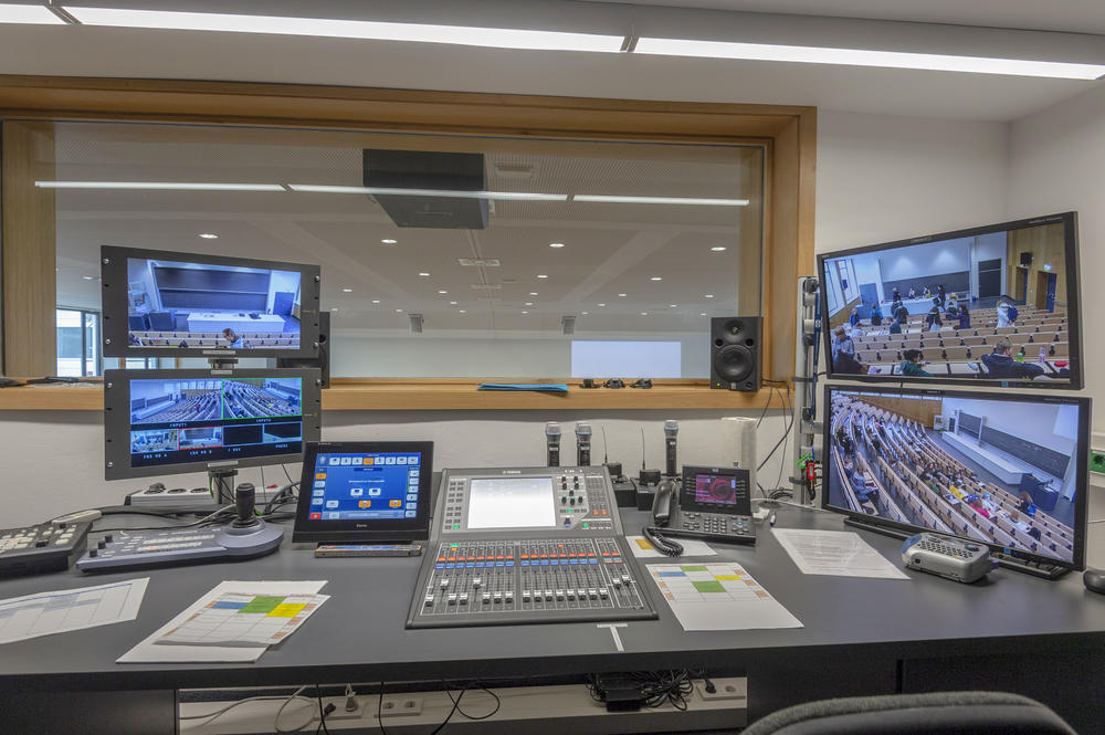 Aufnahme läuft! In der Technikzentrale des frisch sanierten großen Hörsaals lassen sich Lehrveranstaltungen auf Knopfdruck mitschneiden.