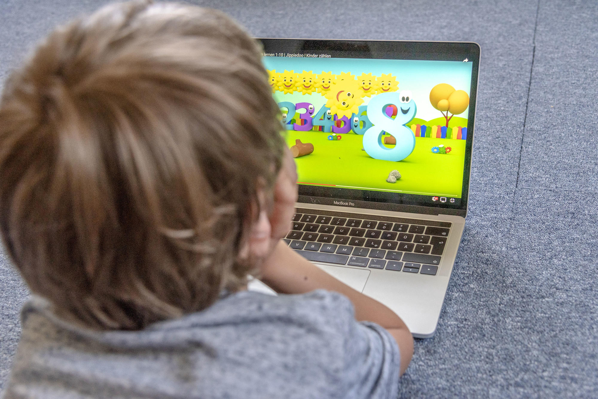 Fluch oder Segen? Die Ansichten über den Einsatz digitaler Medien in Kitas gehen sowohl bei den Beschäftigten in den Einrichtungen als auch in der Wissenschaft auseinander.