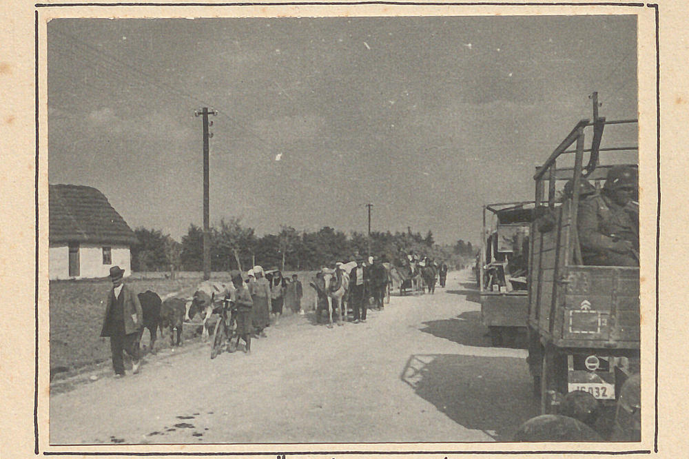 Eine Aufnahme vom 4. September 1939, Woldemar Tröbst hatte dazu vermerkt: „Ein alltägliches Bild Rechts die vormarschierende "Dritte." - Links: Flüchtlinge kehren in ihre Dörfer zurück.“