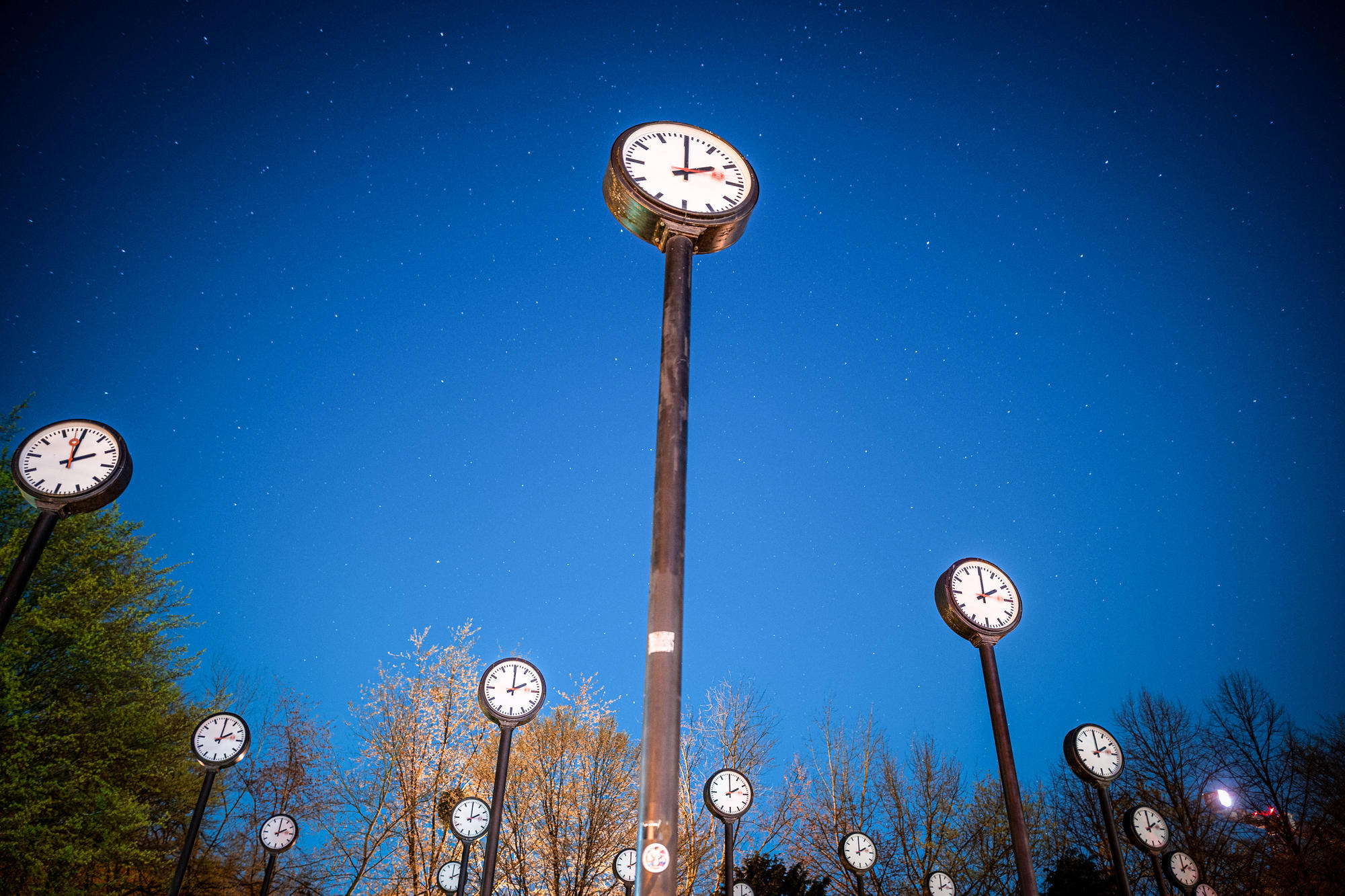 Ziemlich spät – oder etwa nicht? Auch mit Zeit und Zeiterfahrung hat sich Hegel auseinandergesetzt. Im Bild: das Kunstwerk „Zeitfeld“ von Klaus Rinke im Düsseldorfer Volksgarten, aufgenommen wenige Tage vor der diesjährigen Zeitumstellung.