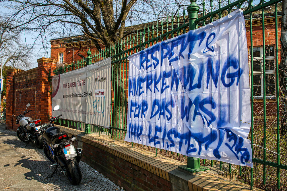 Ganz im Hegel'schen Sinne. Am Haupteingang des Wenckebach-Krankenhauses in Berlin-Tempelhof hängt ein Transparent, auf dem Pflegepersonal sowie Ärztinnen und Ärzten für Ihren Einsatz in der Coronakrise gedankt wird.