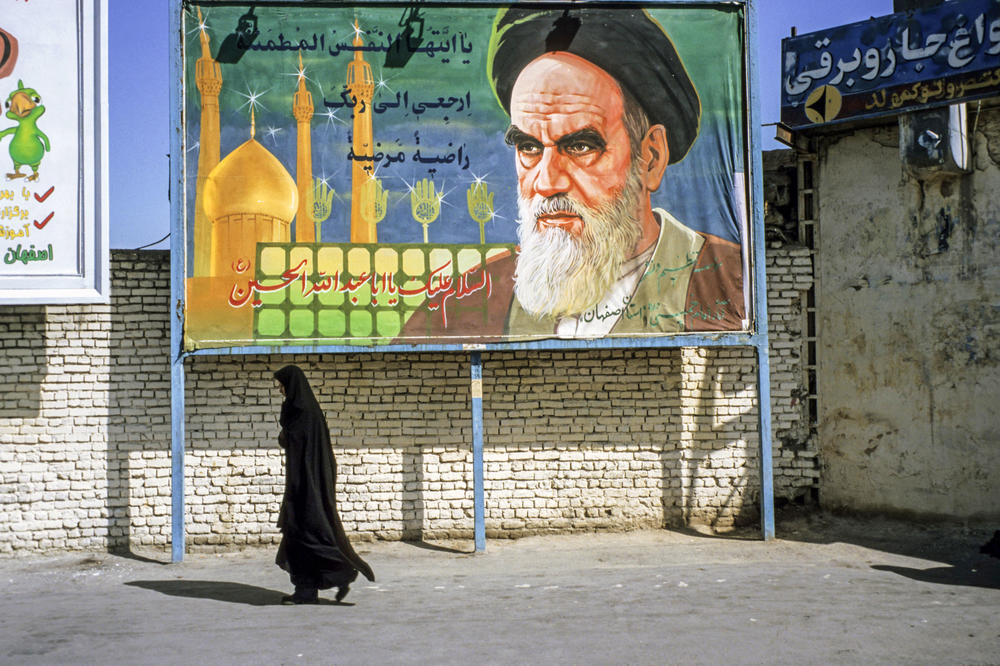 Ruhollah Chomeini war religiöser Führerder Islamischen Revolution von 1979; er stürzte aus dem Exil heraus den persischen Schah. Bis zu seinem Tod 1989 war er iranisches Staatsoberhaupt.