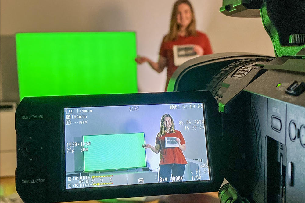 Blick hinter die Kulissen: Moderatorin Anna Lob bei uni.corn.