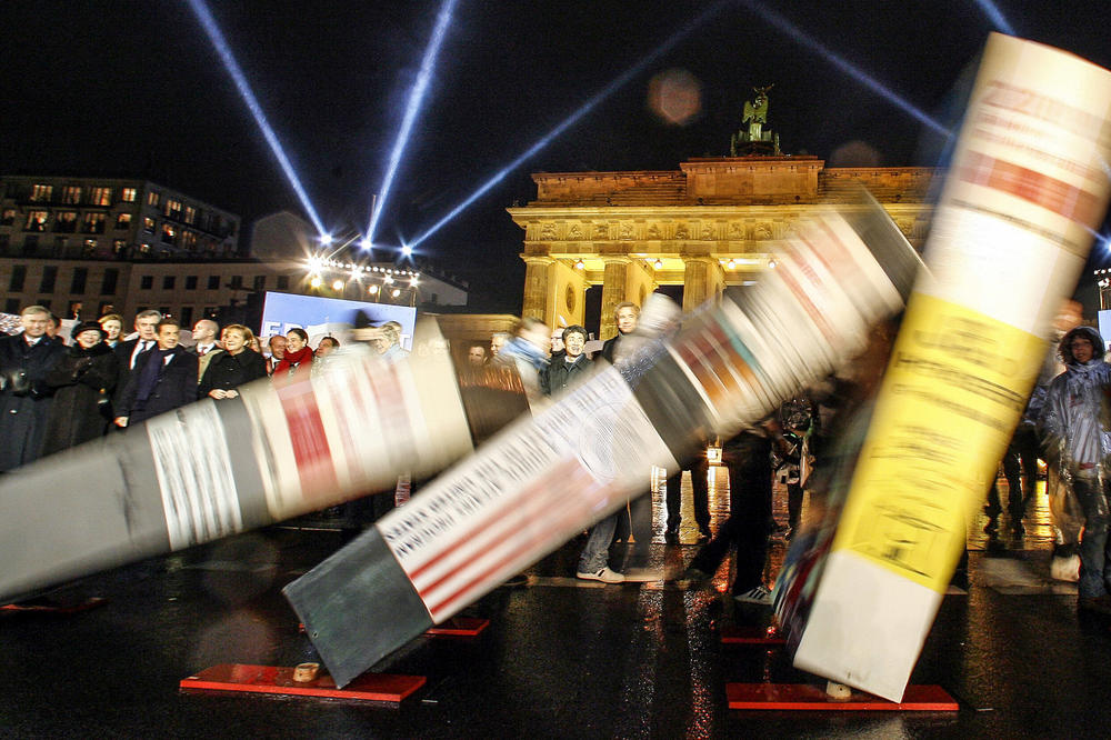 Fallende Mauersteine am Brandenburger Tor: Am 9. November 2009 wurden aus Anlass des 20-jährigen Jubiläums des Mauerfalls Dominosteine umgestoßen, die entlang des früheren Grenzverlaufs aufgestellt worden waren.