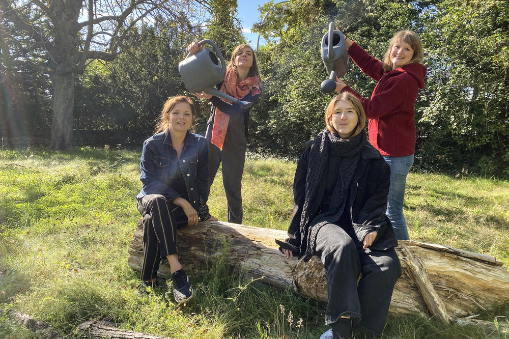 Gießen mit Regenwasser – nur zum Spaß. Auch ein naturnaher Garten macht Arbeit: Kathrin Henße (hinten links) und Carolin Bergmann (hinten rechts), Karola Braun-Wanke (vorne links) und Léonie Cujé (vorne rechts) von der Initiative SUSTAIN IT!.