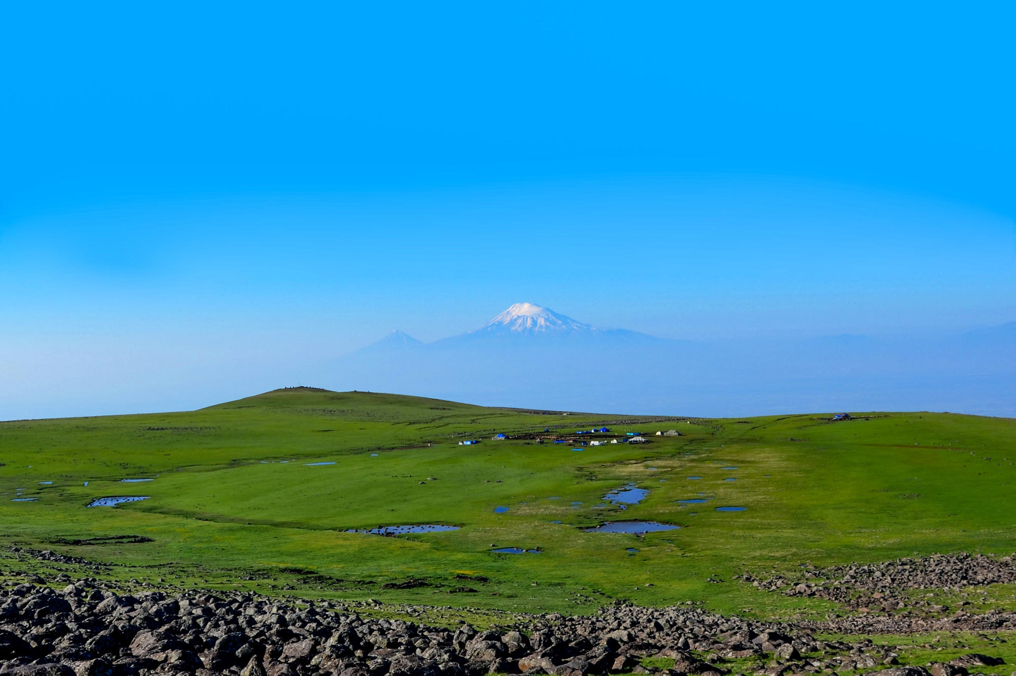 Am Berg Aragaz auf 2850 Metern Höhe erforschen Archäologinnen und Archäologen Spuren aus den vergangenen 7000 Jahren.