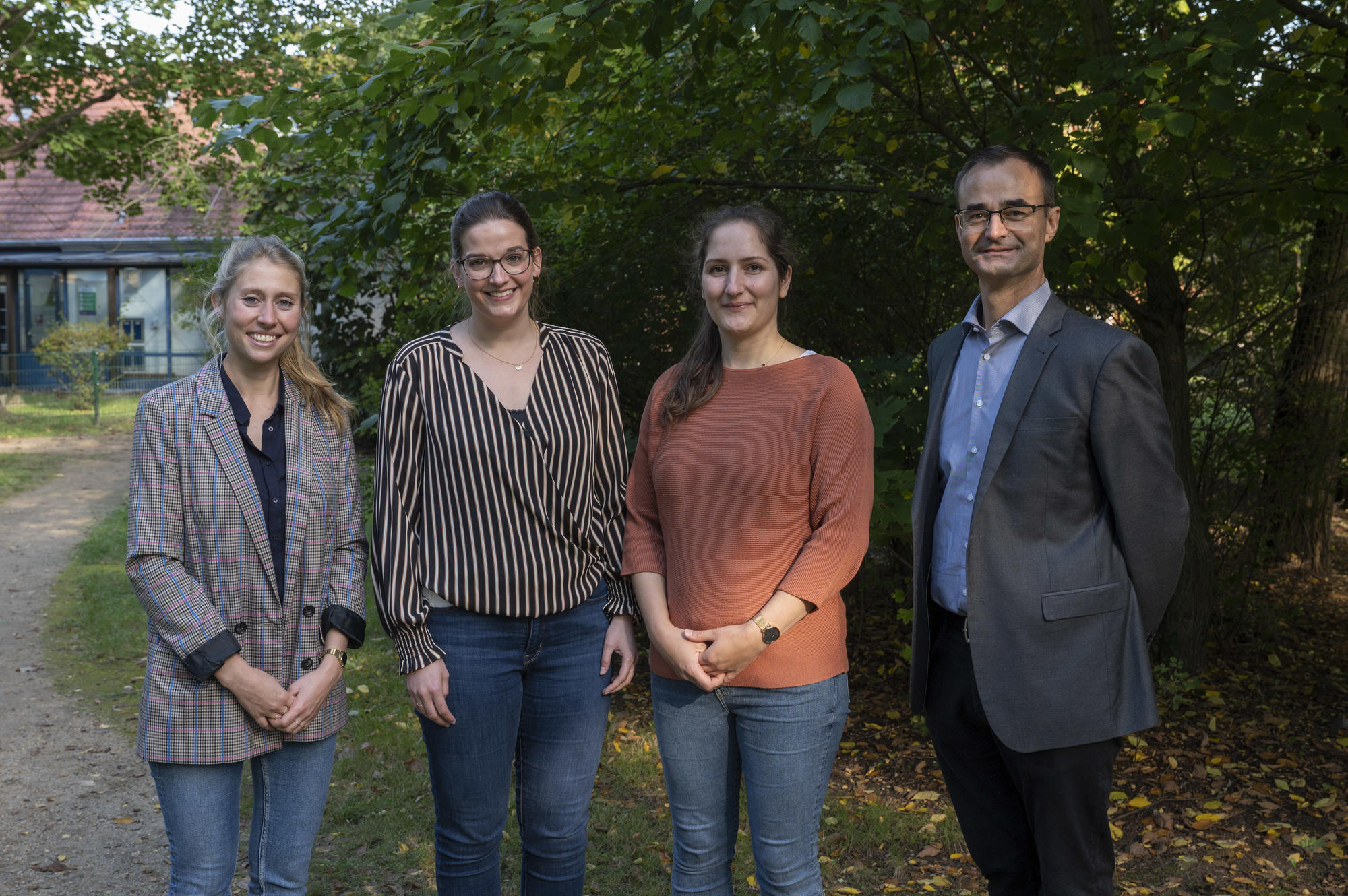 Team für die Praxis. Vera Losansky, Leonie Gnewuch, Lena Vogt und Jörg Aschenbach (v. l. n. r.) haben das Konzept für den modellbasierten Notfallkurs entwickelt und umgesetzt.
